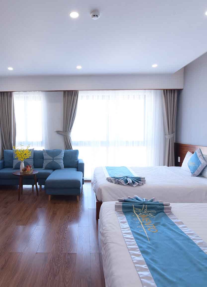 Phòng view biển với cửa sổ lớn, lót ván sàn cực kỳ hiện đại và đẹp