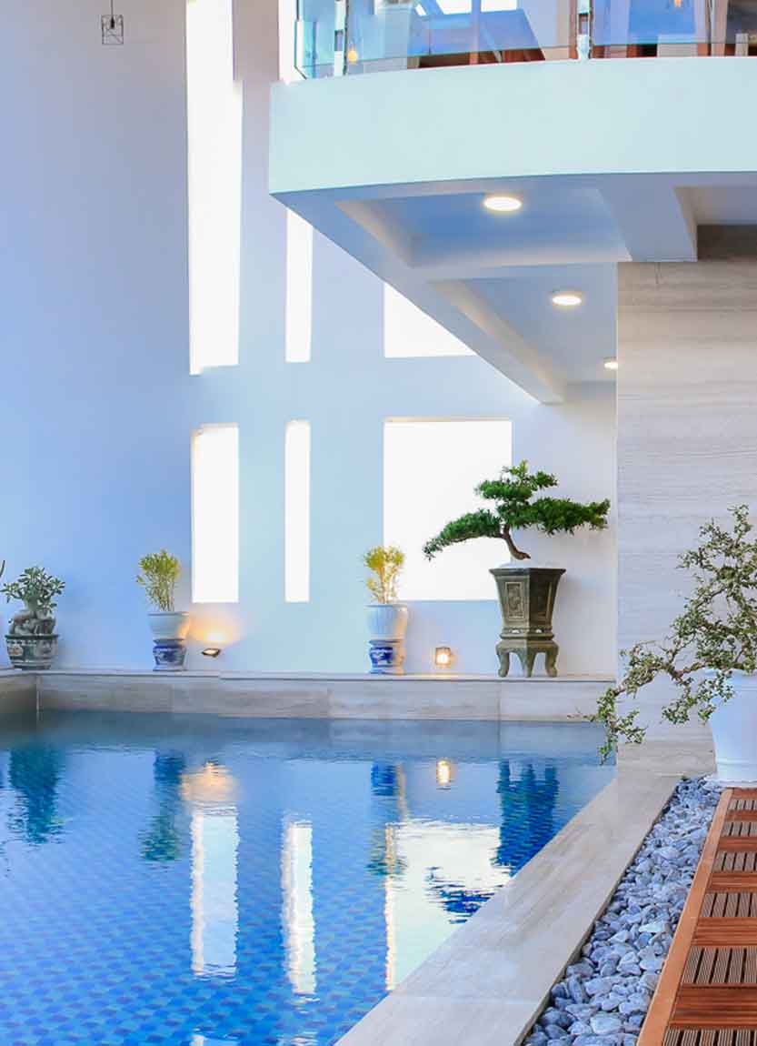 Hồ bơi sân thượng ngắm biển và trung tâm thành phố từ trên cao